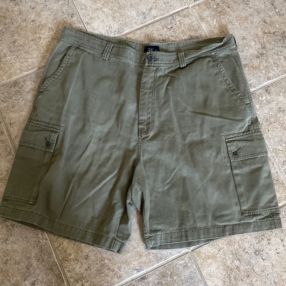 GAP - Mens army green high rise cargo shorts, Size: 40